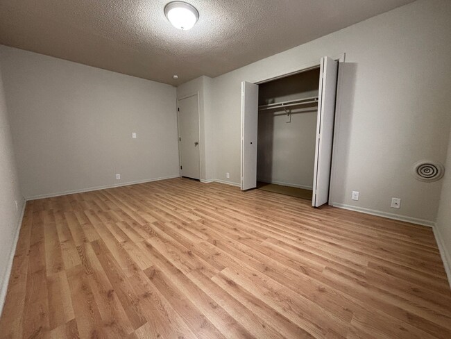 Building Photo - Renovated 1 Bedroom, 1 Bath Apartment at t...
