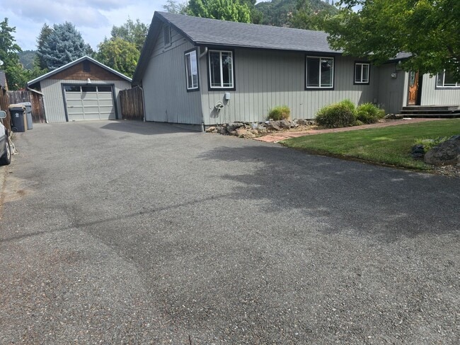 Building Photo - 3 bed 2 bath Family Home for Rent in Grant...