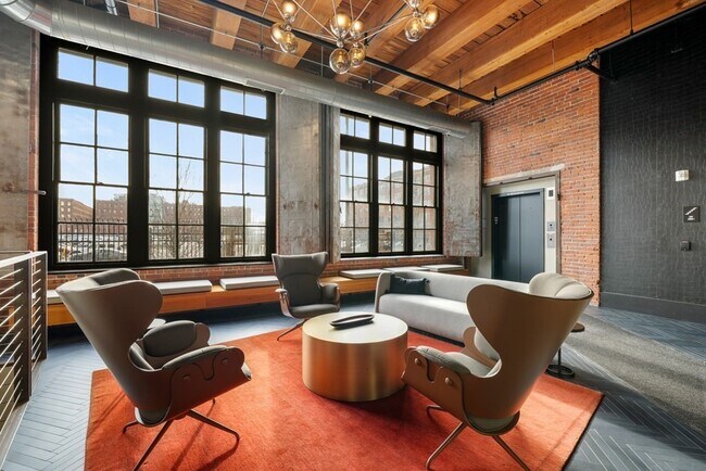 Building Photo - 319 A St