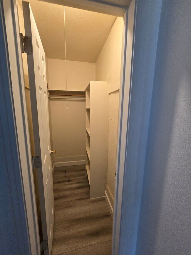 Building Photo - 1 BEDROOM/1 BATH FOR RENT
