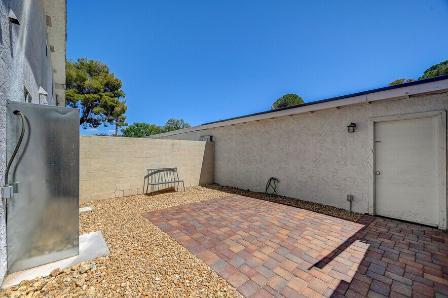 Building Photo - 573 Greenbriar Townhouse Way
