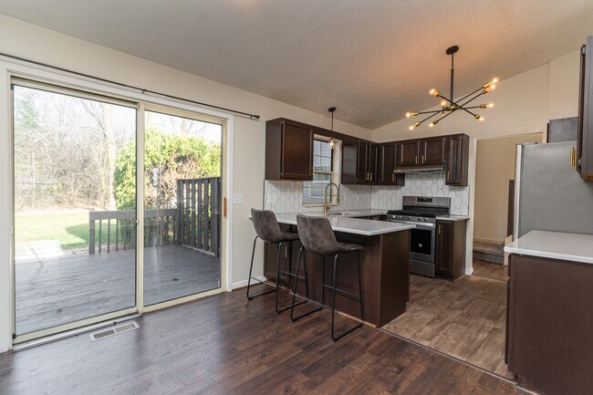 Building Photo - 2521 Woodmeadow Dr SE