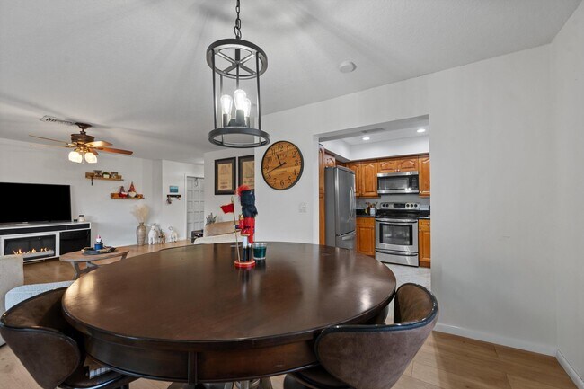 Building Photo - 404 Pine Tree Ct