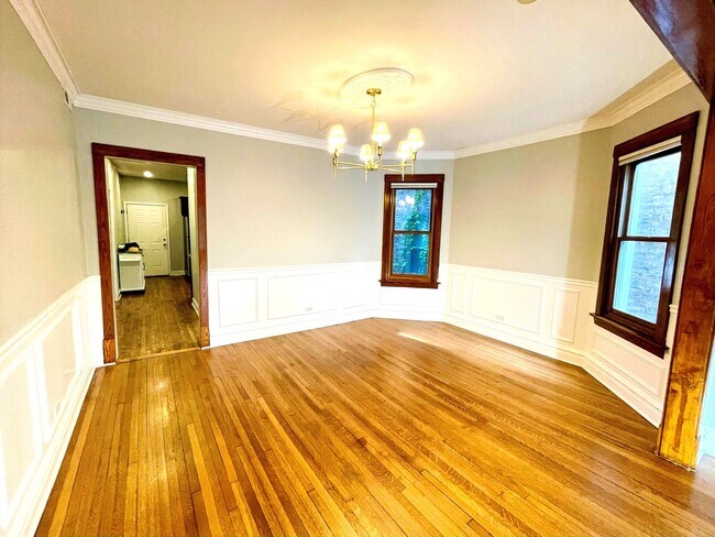 Building Photo - 4327 N Damen Ave