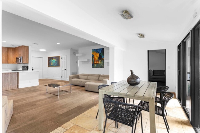 Building Photo - 715 NE 25th Ave