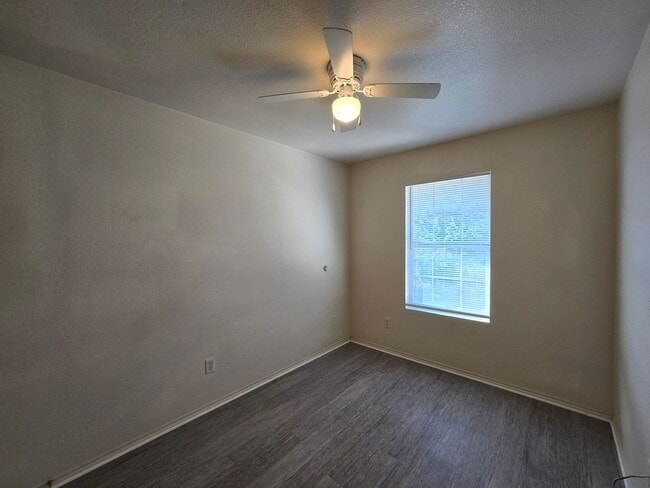 Building Photo - AVAILABLE NOW!