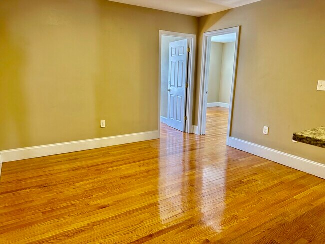 Building Photo - 72 Egmont St