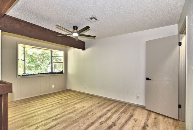 Building Photo - Updated 2 bed, 2 bath townhouse with 1,788...
