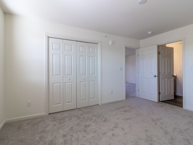 Building Photo - YEAR-ROUND RENTAL - 2 BED 2 BATH CONDO - U...