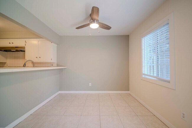 Building Photo - 679 Center St