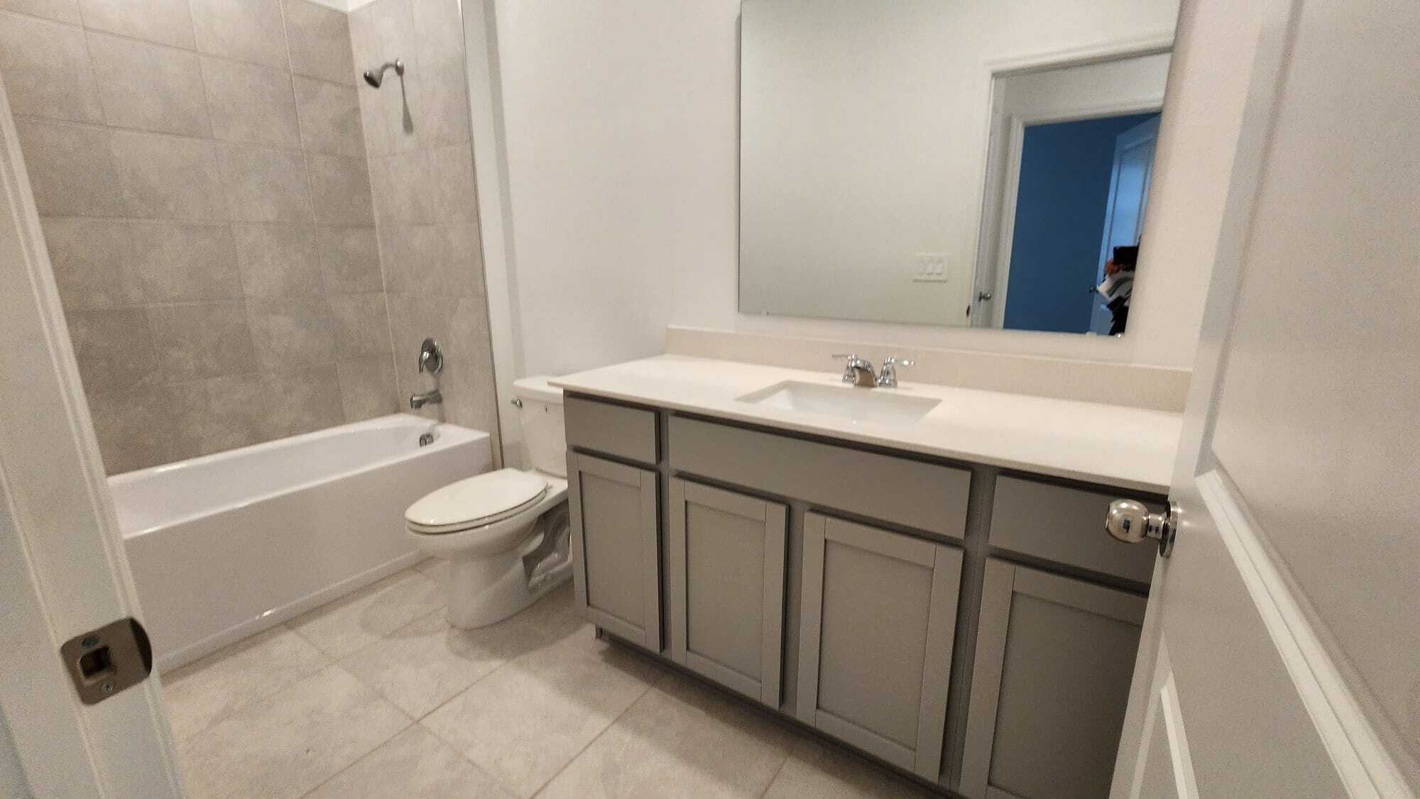 hall Bathroom - 1427 Brentwood Dr