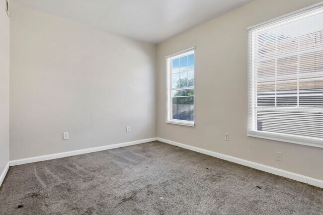 Building Photo - 347-349 1/2 E Welch Ave