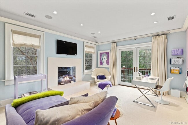 Building Photo - 10 Upland Rd N