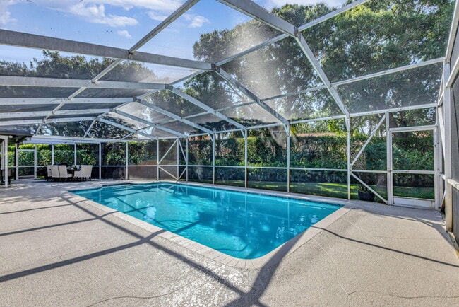 Building Photo - 932 Evergreen Dr