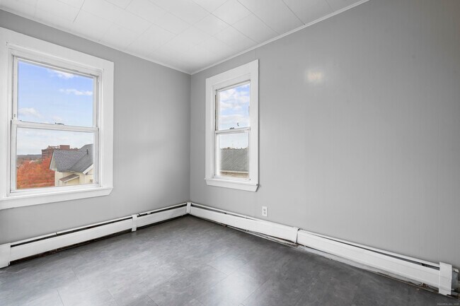 Building Photo - 14 Crown St