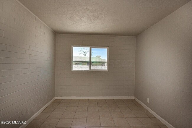 Building Photo - 2433 E Cameron Vista