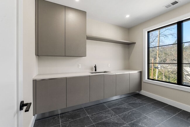 Building Photo - 93 Sevland Rd