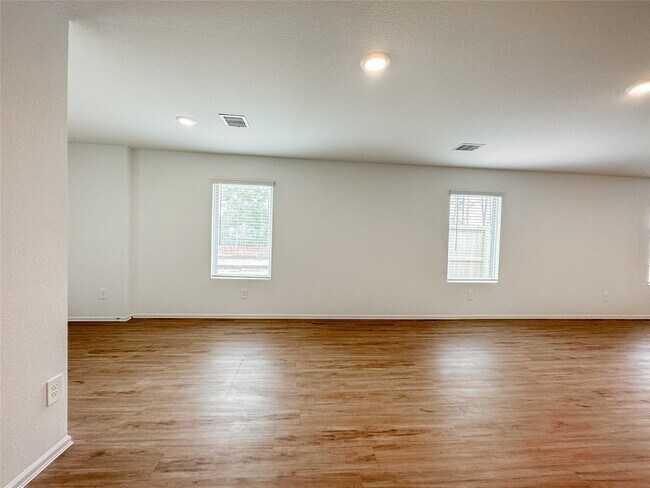 Building Photo - 1495 Las Cuevas Dr