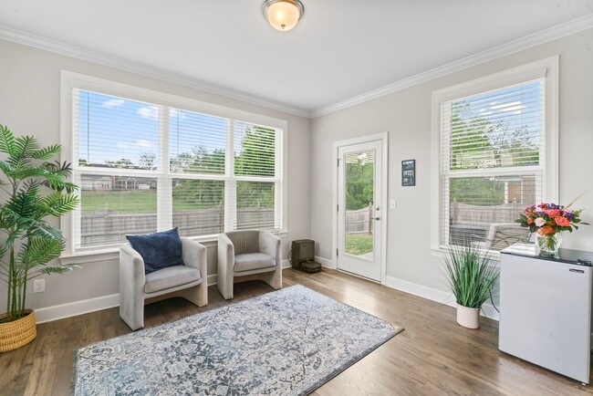 Building Photo - **LIKE-NEW UPGRADED HOME WITH FENCED YARD ...