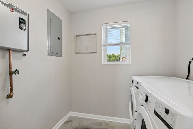 Building Photo - 417 Sugar Pine St