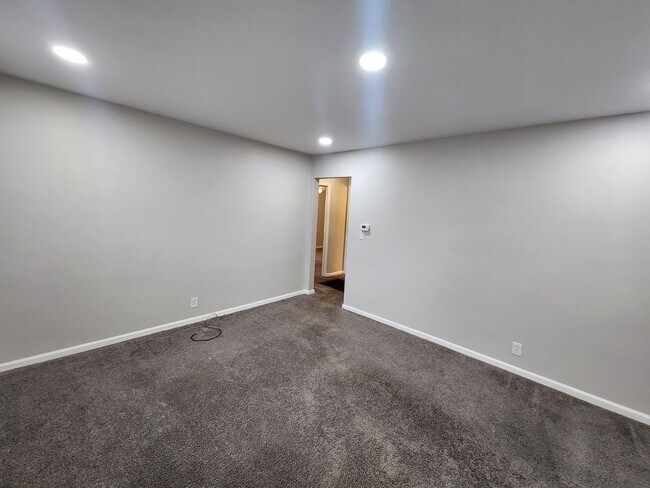 Building Photo - Freshly painted 2 bedroom 1 bath with a detached garage!