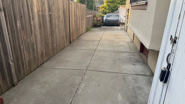 Building Photo - EPIC REA: Charming 2 Bed/ 1 Bath Home in O...