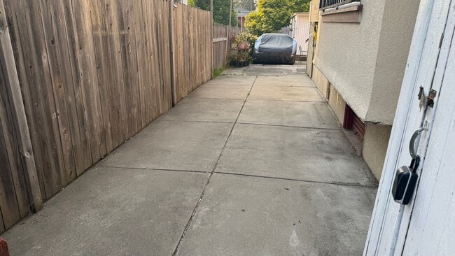 Building Photo - EPIC REA: Charming 2 Bed/ 1 Bath Home in Oakland’s Foothill Neighboorhood