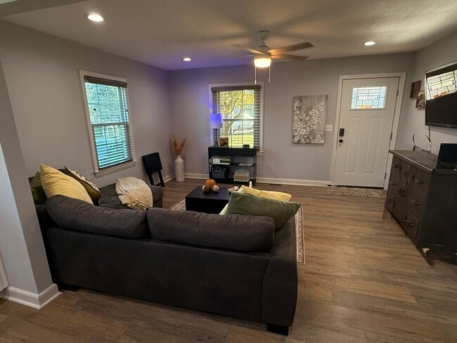 Building Photo - Your Perfect Retreat Awaits in Kingsport –...