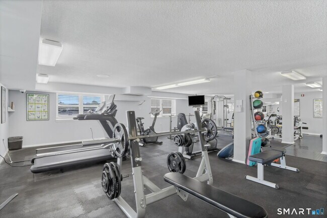 Building Photo - 887 Farmington Ave