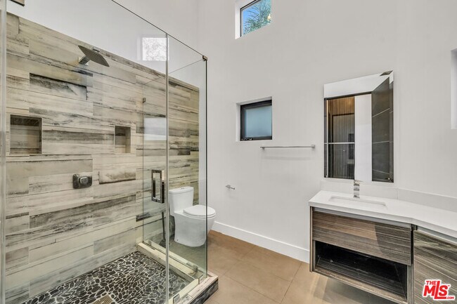 Building Photo - 3026 Passmore Dr