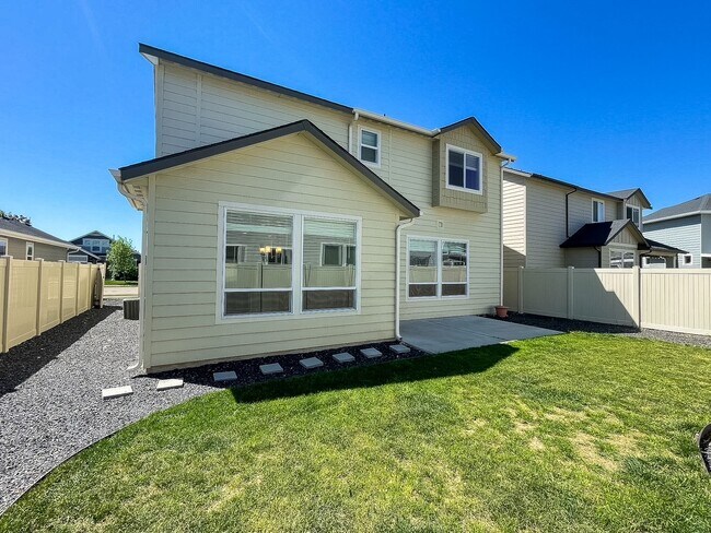 Building Photo - 2592 E Blackstone Dr