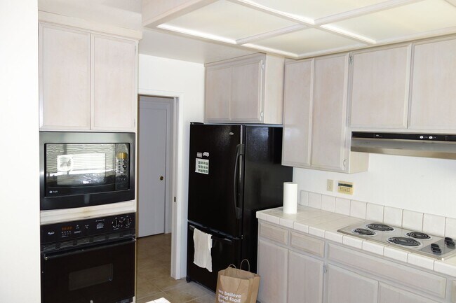 Building Photo - 105 Almond Dr