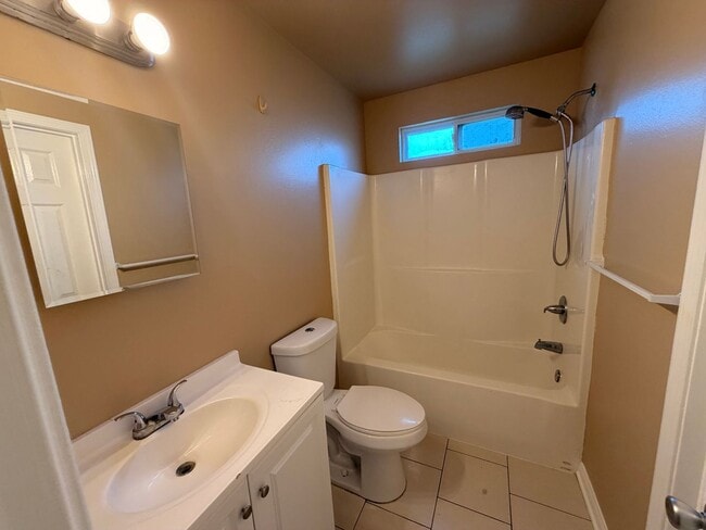 Building Photo - Charming Single