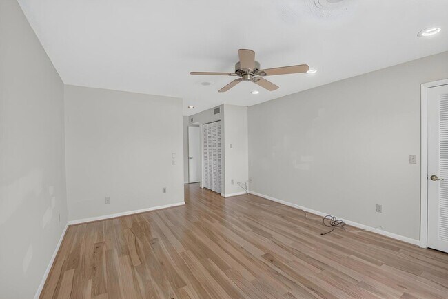 Building Photo - 9264 Vista Del Lago