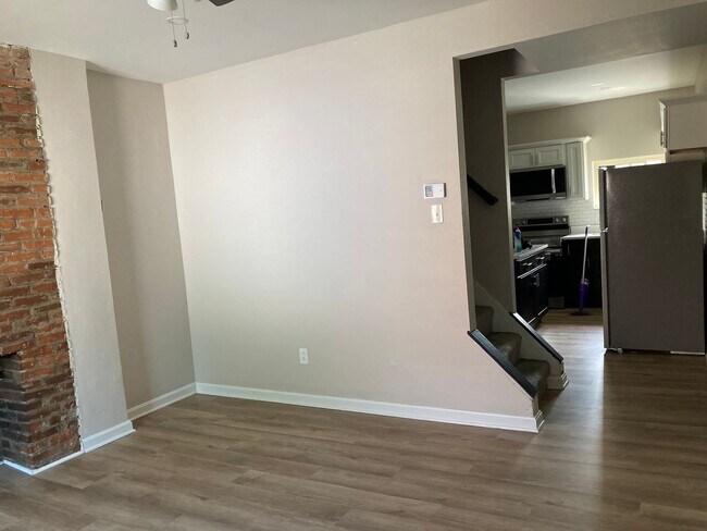 Building Photo - 2BR/1BA Townhouse in Central Northside! September 1 Move in!