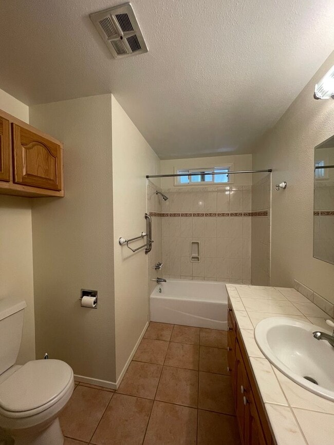 Building Photo - Three bedroom, one bath house in desirable...