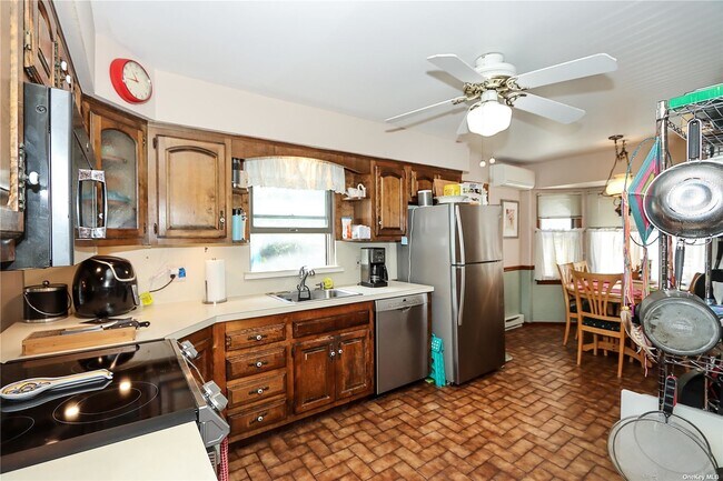 Building Photo - 17 Dawes Ave