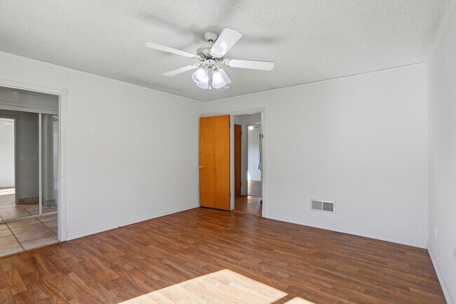 Building Photo - Country property close to town!