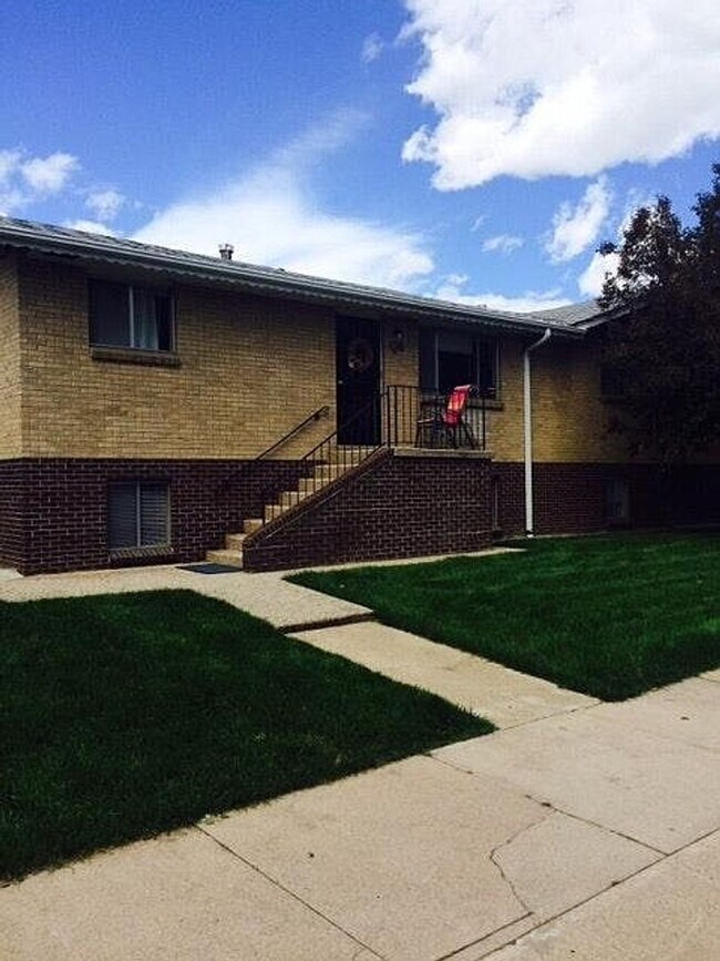 Building Photo - Bright & Beautiful Top Floor 2-bedroom 1 Bath Across Berkeley Park Lake