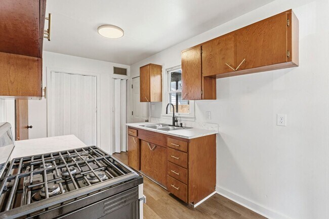 Building Photo - 1 Bedroom | 1 Bathroom | House with Carport | Located on a Quiet Street| Lawn Care and Trash Incl...