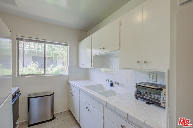 Building Photo - 1055 S Wooster St