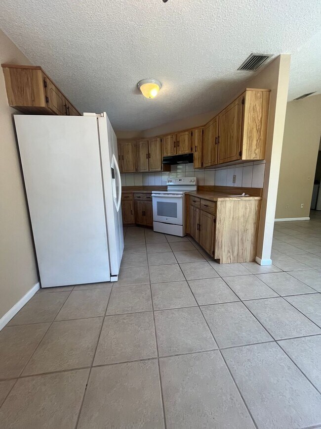 Building Photo - Super Cute 3bd 2bath with Florida Room!!
