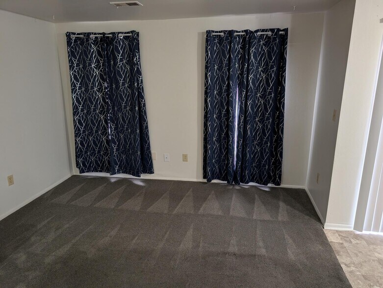 Building Photo - 1001 White Oak Rd