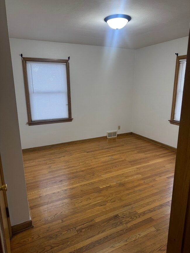 Building Photo - 6643 W Lisbon Ave