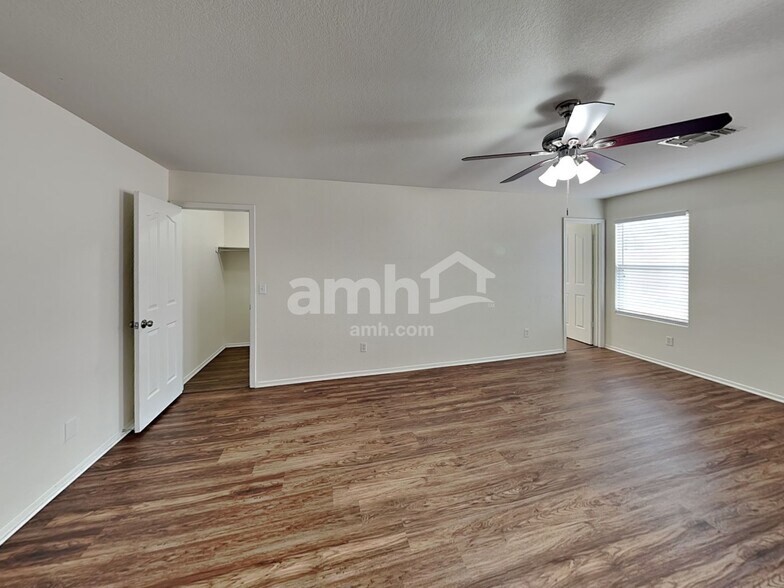 Building Photo - 10453 E Haymarket St