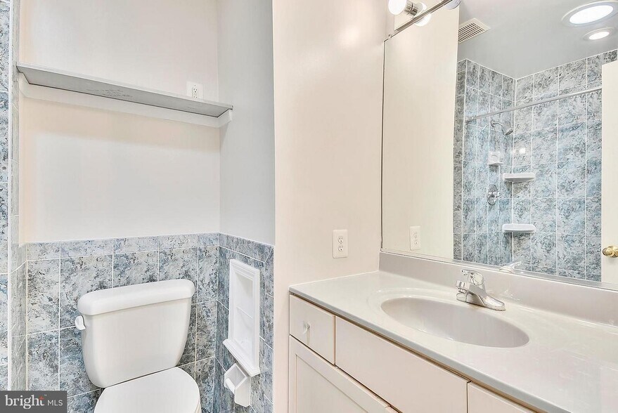 master bath - 1107 Fairview Ct