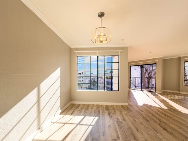 Building Photo - Spacious 3BR Condo in Downtown Glendale!