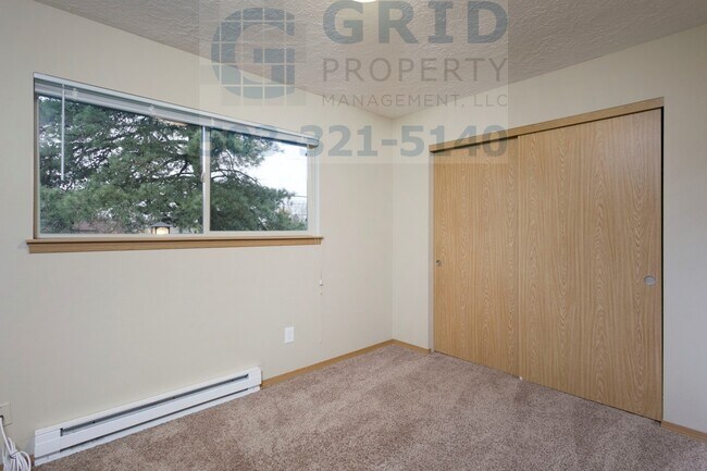 Building Photo - Newly Remodeled 2 Bedroom Apartment in Mt. Tabor!