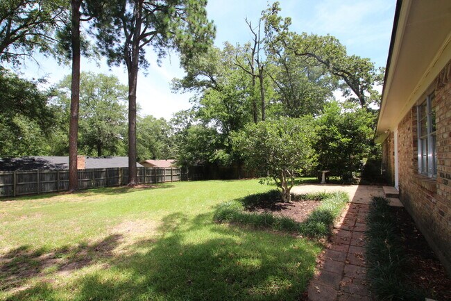 Building Photo - 2930 Williamsburg Dr