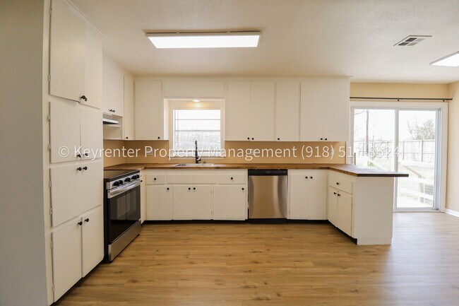 Building Photo - 3 Bed | 2.5 Bath in Oologah!